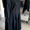 melna trikotāžas kleita no tilla un mežģinēm, liela izmēra kleita, melna kleita, 52.izmērs, kuplas piedurknes, asimetriski svārki, melns tills, trikotāžas tills