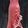  atlasa kleita ar šķēlumu un volāniem oranžā lašu krāsā, organzas volāni