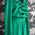 zaļa zīda kleita, garās piedurknes, volāni, sieviešu kleitas šūšana, kleita, dekoltē, pogas, bplata josta, S izmērs, šūšana pārdaugavā