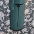 tumši zaļa vilnas kleita, zīmuļkleita, 3/4 garuma piedruknes, poga, mežģīnes, samta gumijas nošuves, samta josta, bante, viskozes odere