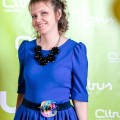 zila poliestera kleita ar savilkumiem, josta melna no gumijas, puķe krāsaina piespraužama
