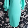 trikokotāžas kleita, kokvilnas kleita, pencildress, zīmuļkleita, kuplas piedurknes, silta kleita ar garām piedurknēm, zili zaļā kleita, šūšana, inidividuāla šūšana pārdaugavā