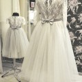 tilla kleita, midi garums, mežģiņu augšdaļa, pelēkās kāzas, sudraba tafts, spalvas matos, tīkliņš uz galvas, matu rota ar swarovsky, pelēks tills, retro