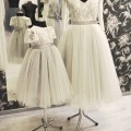tilla kleita, midi garums, mežģiņu augšdaļa, pelēkās kāzas, sudraba tafts, spalvas matos, tīkliņš uz galvas, matu rota ar swarovsky, pelēks tills, retro