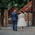 tilla kleita, midi garums, mežģiņu augšdaļa, pelēkās kāzas, sudraba tafts, spalvas matos, tīkliņš uz galvas, matu rota ar swarovsky, pelēks tills, retro