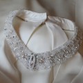 elastīga kāzu kleita, godē ar šlepi, collar type, apkakle ar swarovsky, izšūta, roku darbs, pogas pērļu, ziloņkaula