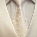 atlasa veste un kaklsaite līgavainim šampanieša krāsā, mežģīne no līgavas kleitas auduma, apvilktas pogas, šampanieša krāsa