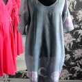 zīda tunika liela izmēra dāmai. XXL, XL, pelēks zīds, kuponraksts, brīvs griezums, kopgriezta kleita, josta, šalle, 3/4 garuma piedruknes, pusgarās piedruknes, elpojošs materiāls, gaiši pelēks