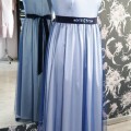 zila vakarkleita, tilla kleita ar mežģīnēm, mežģīņu tops, garā vakarkleita, izšūta josta, swarovsky kristāli, tumši zila kleita, liela izmēra dāmai, satīns, tills, mežgīņes