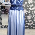 zila vakarkleita, tilla kleita ar mežģīnēm, mežģīņu tops, garā vakarkleita, izšūta josta, swarovsky kristāli, tumši zila kleita, liela izmēra dāmai, satīns, tills, mežgīņes