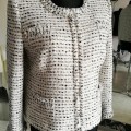 buklē auduma žakete, liela izmēra dāmai, melnbalta, ar viskozes oderi, bārkstis, žēde, kabatas, spiedpogas, ar polsteriem
