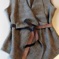vilnas veste ar jostu, govs ādas josta, ādas josta, asimetriska aizdare, vestes šūšana, polsteri dekoratīvi, zemes toņos veste, liela izmēra dāmai veste
