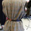 vilnas veste ar jostu, govs ādas josta, ādas josta, asimetriska aizdare, vestes šūšana, polsteri dekoratīvi, zemes toņos veste, liela izmēra dāmai veste